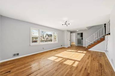 Main picture of 200 E 10th Ave