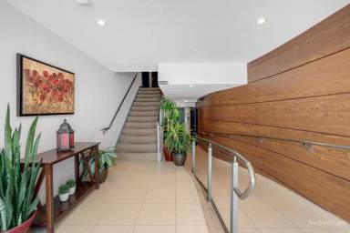 Main picture of 13 Russ St