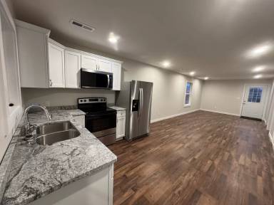 Main picture of 102 E Hopper St