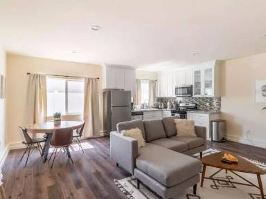 Main picture of 19606 Victory Blvd