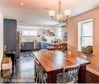 Main picture of 2025 E Lombard St