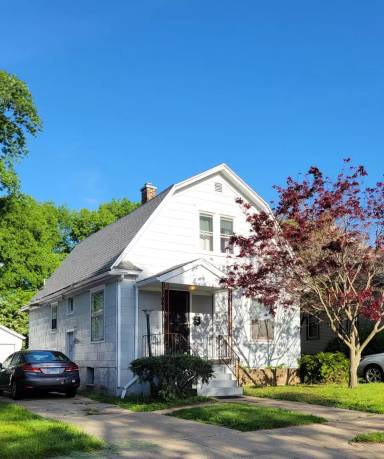 Main picture of 905 1/2 N Randolph St