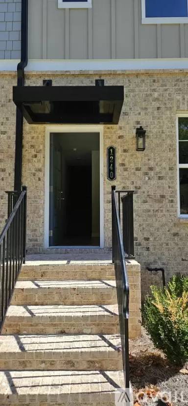 Main picture of 1240 Ainsworth Aly