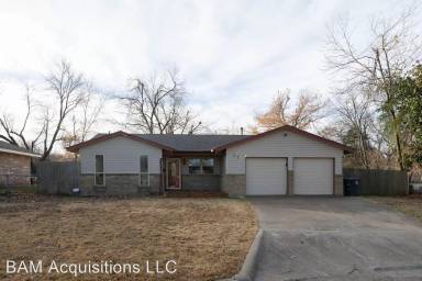 Main picture of 17 Oak Hollow Rd