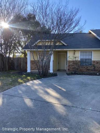 Main picture of 8917 Shadow Wood Ln
