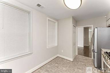 Main picture of 1721 N Bond St