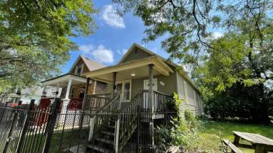 Main picture of 327 W 110th Pl