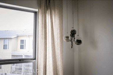 Main picture of 1863-1911 Summit St & 252 E 16th Ave