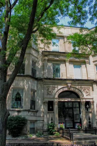 Main picture of 652 W Roscoe St