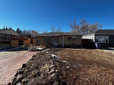 Main picture of 2255 S Dexter St