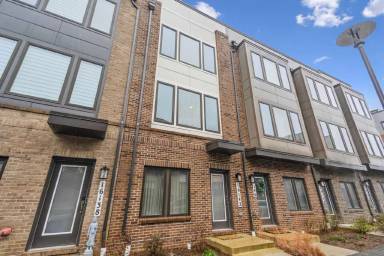 Main picture of 16142 Bowery St