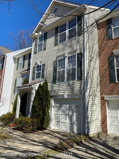 Main picture of 7 Duck Pond Ct