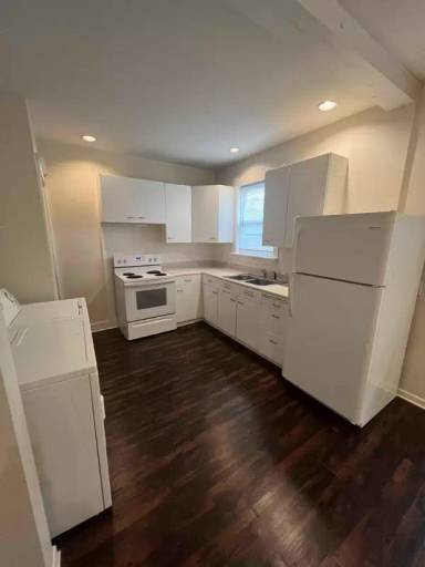 Main picture of 319 E Van Buren St