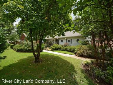 Main picture of 7227 Poplar Pike