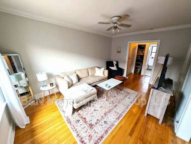 Main picture of 910-18 W Oakdale Ave Apartments