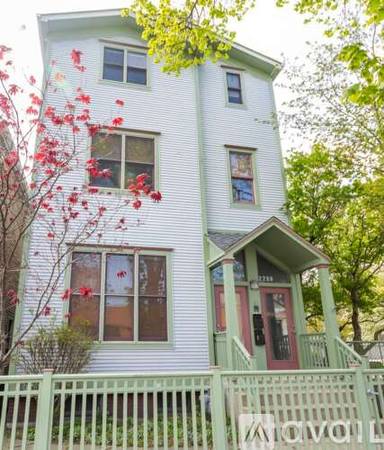 Main picture of 2208 N Southport Ave