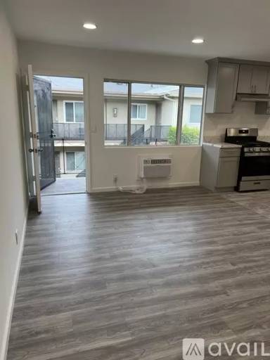 Main picture of 15029 Burbank Blvd