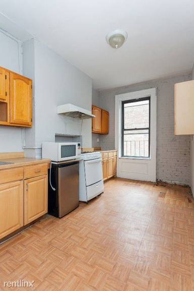 Main picture of 204 E 13th St