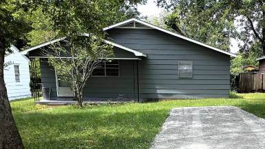 Main picture of 213 10th Ave NW