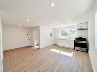 Main picture of 3824 W 104th St