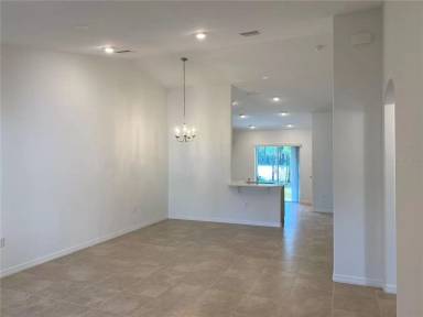 Main picture of 10 Pontiac Ln