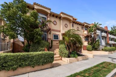 Main picture of 14819 Magnolia Blvd