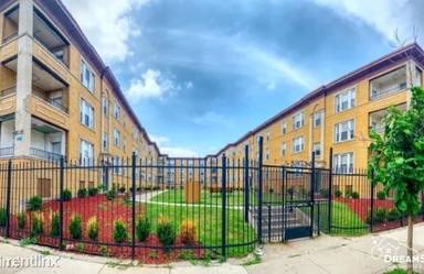 Main picture of 4618 S Lake Park Ave