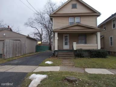 Main picture of 1348 Woodland St NE