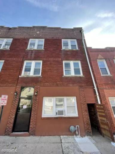 Main picture of 81 Center St