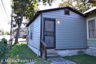 Main picture of 902 W Kings Hwy
