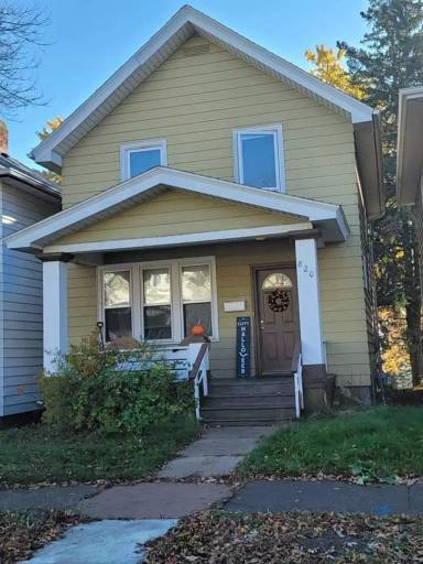Main picture of 820 E 9th St