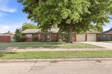Main picture of 2404 SW 79th St