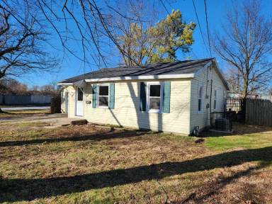 Main picture of 2133 W Lynn St
