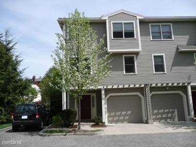 Main picture of 121 Pleasant St