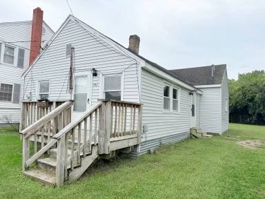 Main picture of 745 Clarence St