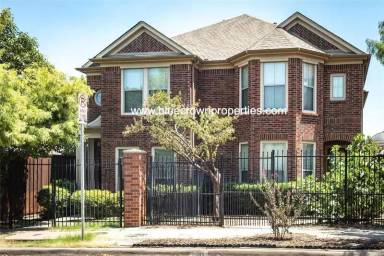 Main picture of 2410 Knight St
