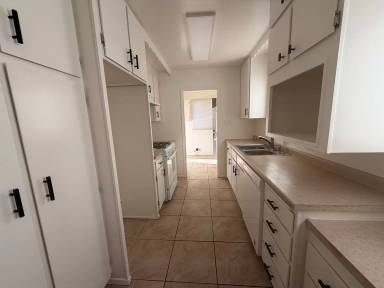 Main picture of 1365 W Jenner St