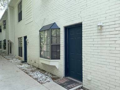 Main picture of 2806 Knight St