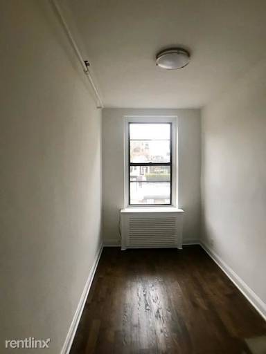 Main picture of 49 W 11th St