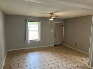 Main picture of 11 Hawthorne Dr