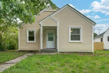 Main picture of 2707 Wellington St