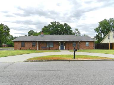 Main picture of 2411 NE 9th St