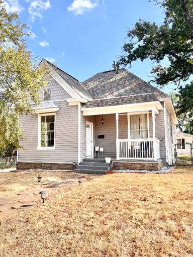 Main picture of 1530 W Woodard St
