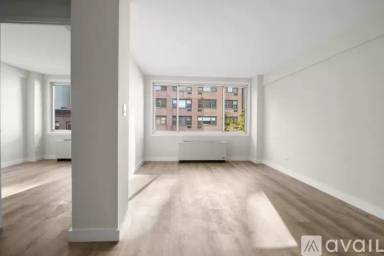 Main picture of 325 E 51st St