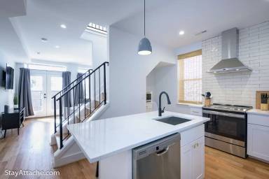 Main picture of 631 Constitution Ave NE