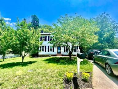 Main picture of 5 Stoney Glen Pl