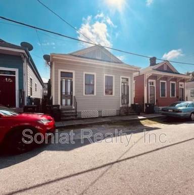 Main picture of 4532 S Robertson St