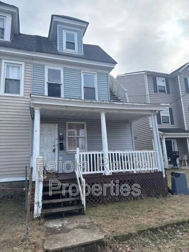 Main picture of 103 W McNeal St