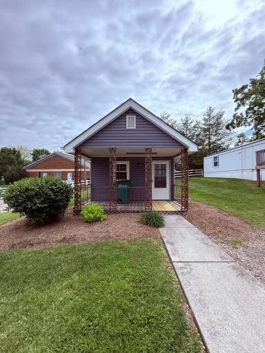 Main picture of 2170 Hammes St