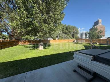 Main picture of 542 2nd St E